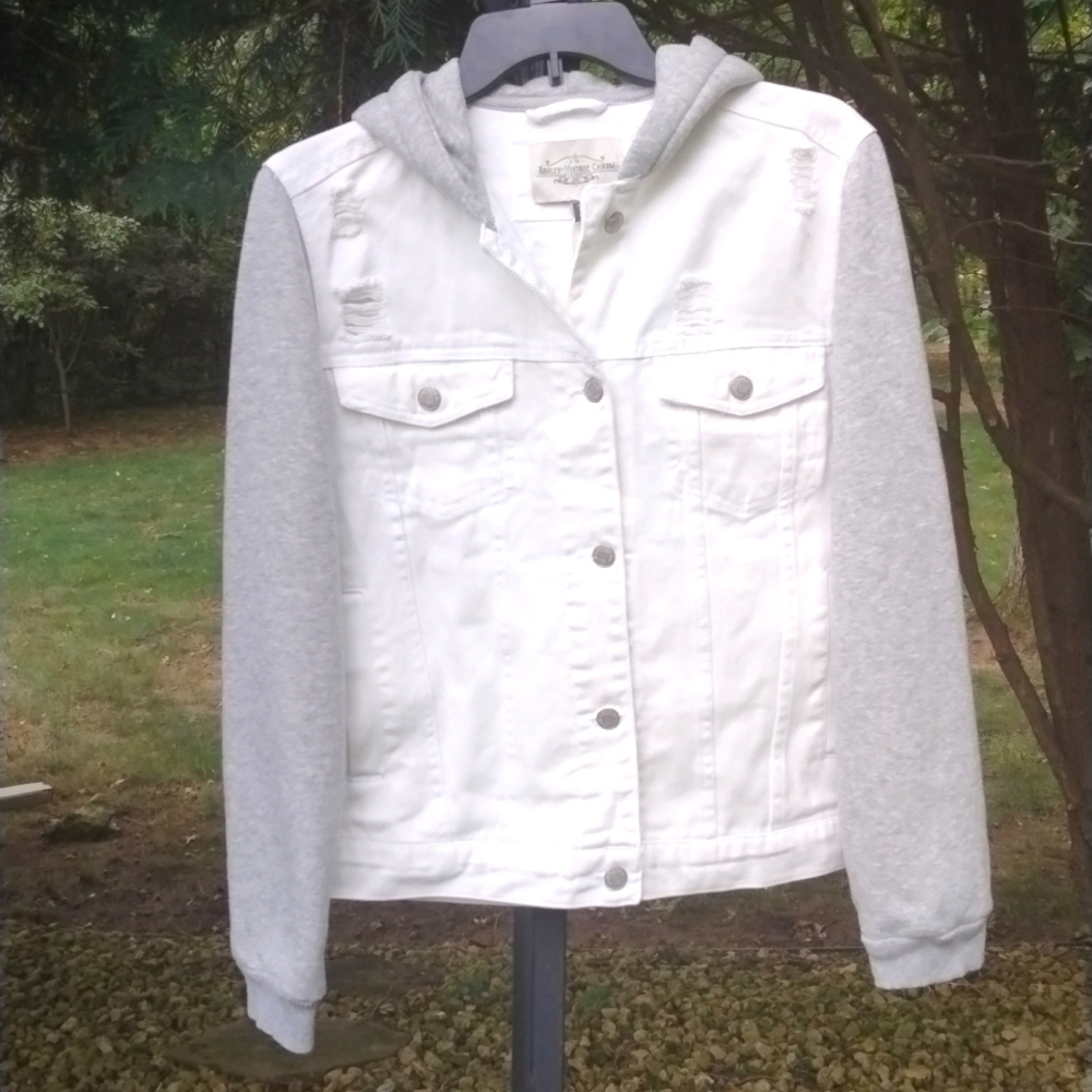 NWT Ashley Vintage Charm denim jacket with hood size small